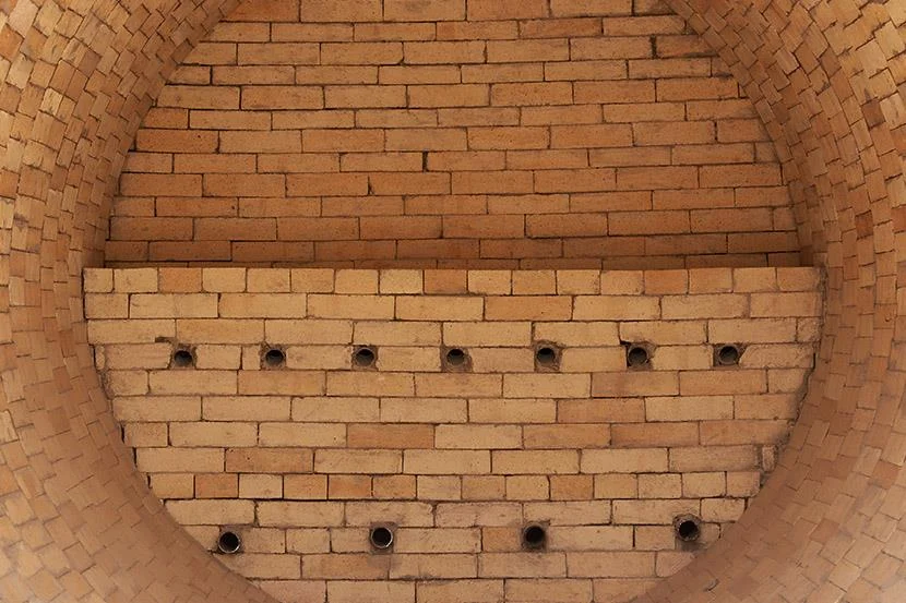 Industrial oven with refractory bricks